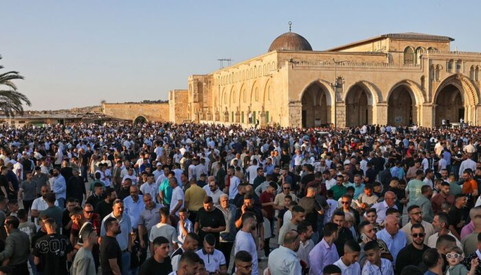 Umat Muslim Yerusalem Salat Idulfitri di Luar Kota Tua, Akses ke Masjid Al-Aqsa Dibatasi