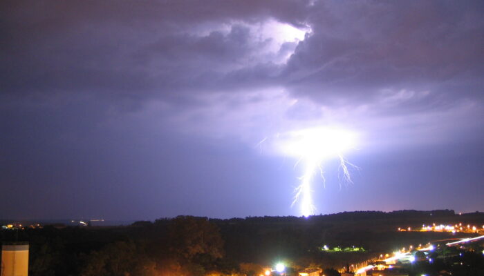 10 Wisatawan Tersambar Petir di Pantai Selatan Lumajang, Satu Korban Meninggal Dunia