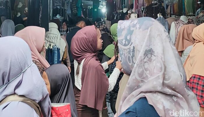 Jelang Lebaran, Pengunjung Mulai Padati Pasar Sandang Jatibarang
