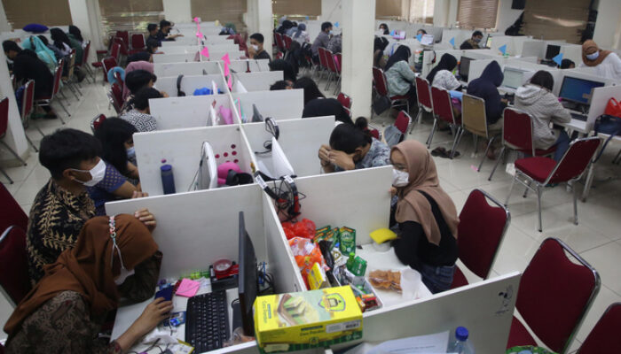 Lowongan Kerja untuk Lulusan Baru hingga Daftar 95 Pinjol Resmi OJK